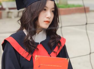 How Correspondence Diplomas Benefit Mid-Career Professionals