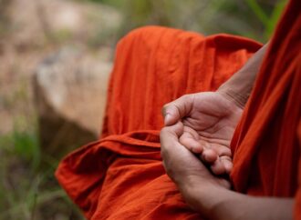 How Are Personal Experiences Shaping Collective Beliefs?